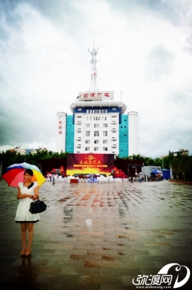 我在雨后的花灯广场