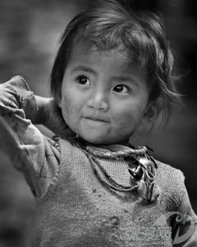 一个中国小女孩，眼神中透露着饱满的天真、坚韧、自信各种精神，让人动容