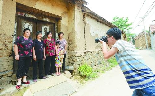 【感激之心】大学生为家乡老人义务拍照