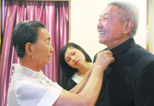 【正能量】大学生志愿者帮老人圆婚纱梦