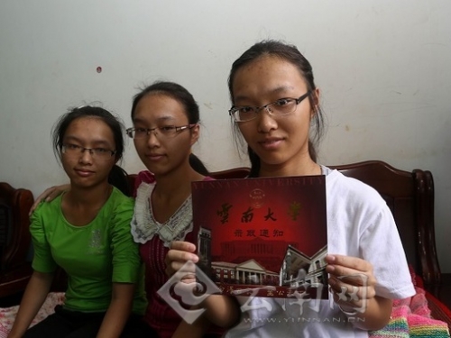 思茅3胞胎姐妹全考上大学 上万学费无着父母犯愁