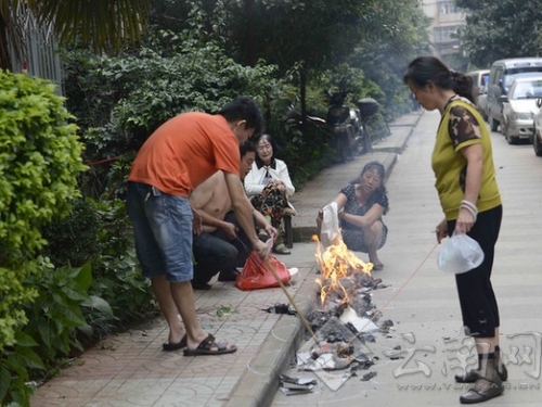“七月半”昆明市民在河边烧纸 将处以罚款
