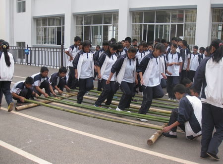 牛街乡开展中学生素质拓展训练课