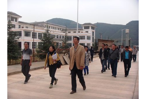 弥渡二中喜迎省“绿色学校”检查验收