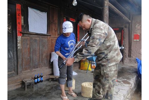 牛街乡为重度残疾人送上轮椅拐杖提高残疾人群幸福指数