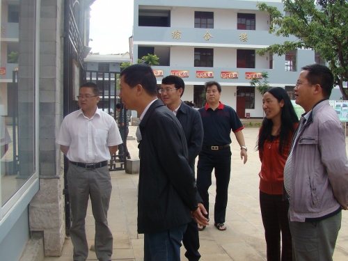 沙伟风寅街完小调研强调教育是最重要的民生工程