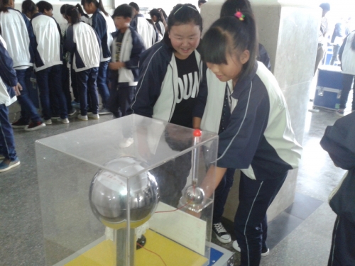 科普大篷车进寅街校园激发学生科学兴趣