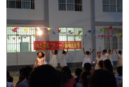 弥渡德苴完小：梦想划亮“六一”夜空